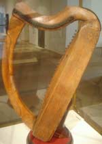 Gaelic harp c1400 photo by David Monniaux